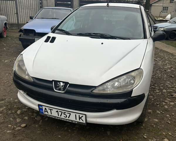 Белый Пежо 206, объемом двигателя 1.12 л и пробегом 387 тыс. км за 1600 $, фото 1 на Automoto.ua
