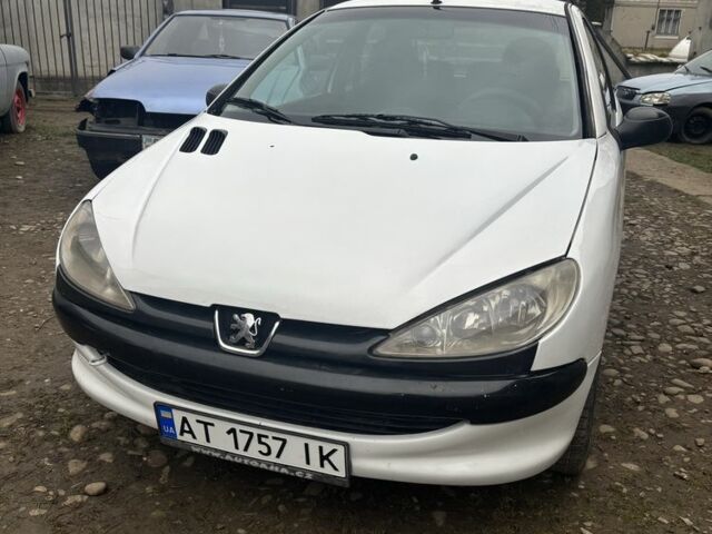 Белый Пежо 206, объемом двигателя 1.1 л и пробегом 387 тыс. км за 1600 $, фото 1 на Automoto.ua