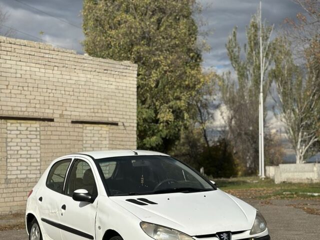 Білий Пежо 206, об'ємом двигуна 2 л та пробігом 300 тис. км за 1000 $, фото 1 на Automoto.ua