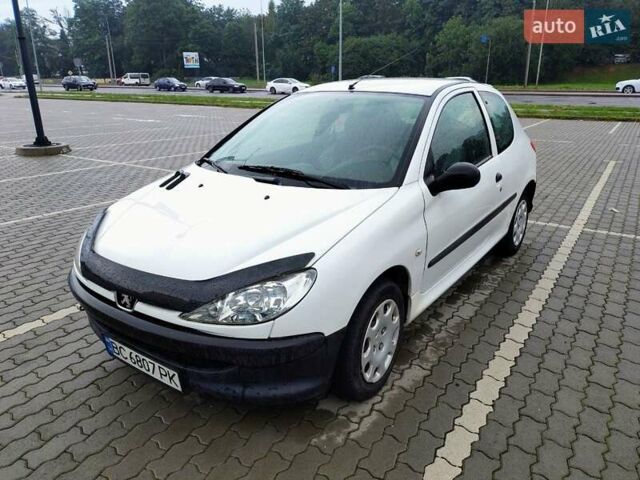 Білий Пежо 206, об'ємом двигуна 1.4 л та пробігом 182 тис. км за 4200 $, фото 1 на Automoto.ua