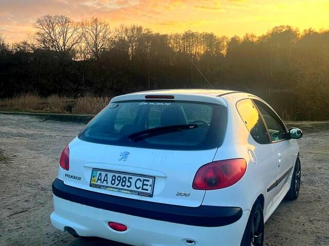 Белый Пежо 206, объемом двигателя 1.4 л и пробегом 317 тыс. км за 1850 $, фото 1 на Automoto.ua