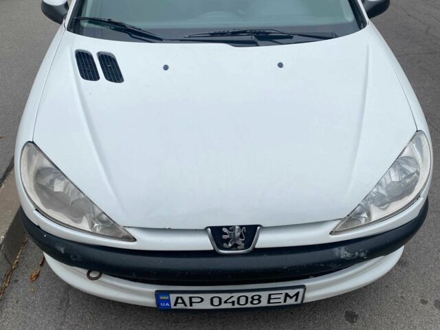 Белый Пежо 206, объемом двигателя 1.4 л и пробегом 225 тыс. км за 3000 $, фото 1 на Automoto.ua