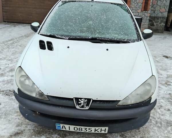 Белый Пежо 206, объемом двигателя 1.4 л и пробегом 359 тыс. км за 2500 $, фото 1 на Automoto.ua
