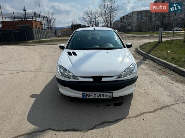 Белый Пежо 206, объемом двигателя 1.36 л и пробегом 104 тыс. км за 4450 $, фото 1 на Automoto.ua