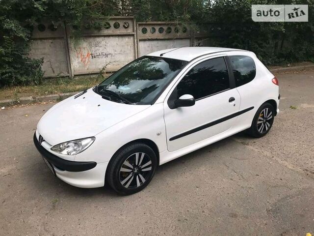 Білий Пежо 206, об'ємом двигуна 1.4 л та пробігом 170 тис. км за 3500 $, фото 1 на Automoto.ua