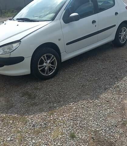 Белый Пежо 206, объемом двигателя 1.4 л и пробегом 164 тыс. км за 2600 $, фото 1 на Automoto.ua