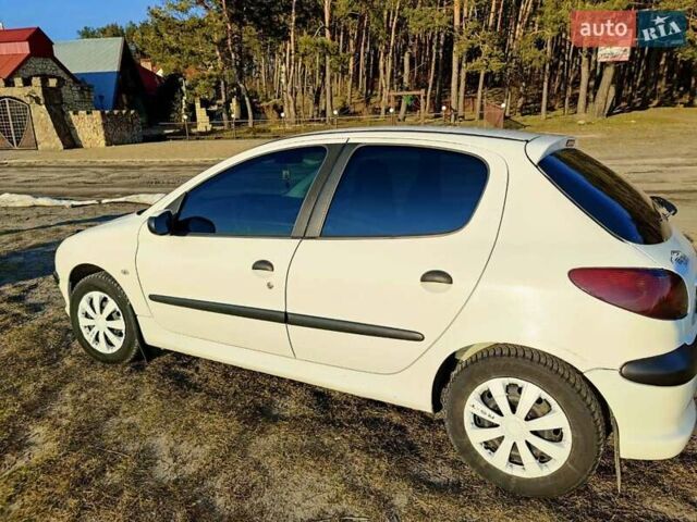 Білий Пежо 206, об'ємом двигуна 1.4 л та пробігом 220 тис. км за 3750 $, фото 1 на Automoto.ua