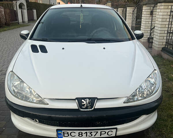 Белый Пежо 206, объемом двигателя 1.36 л и пробегом 227 тыс. км за 2500 $, фото 1 на Automoto.ua