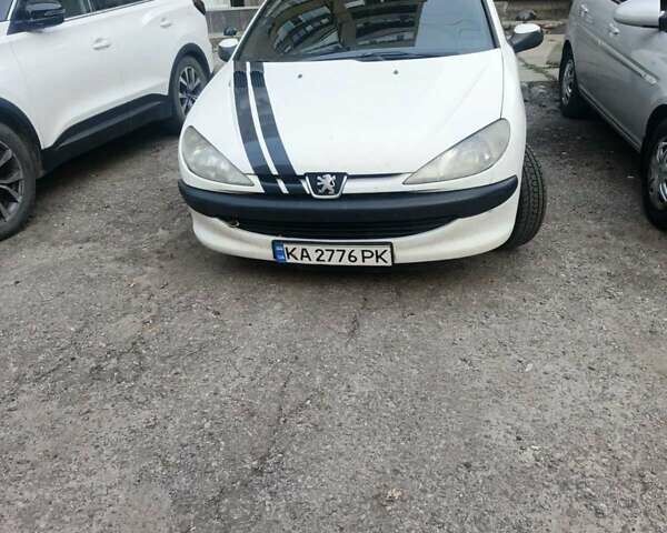 Белый Пежо 206, объемом двигателя 1.36 л и пробегом 248 тыс. км за 2700 $, фото 1 на Automoto.ua