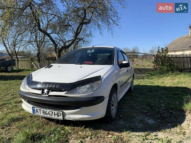 Белый Пежо 206, объемом двигателя 1.4 л и пробегом 383 тыс. км за 2750 $, фото 1 на Automoto.ua