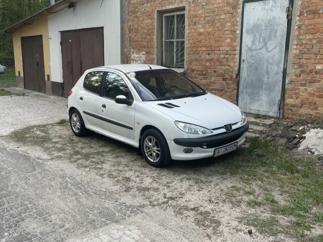 Білий Пежо 206, об'ємом двигуна 1.6 л та пробігом 212 тис. км за 2800 $, фото 1 на Automoto.ua
