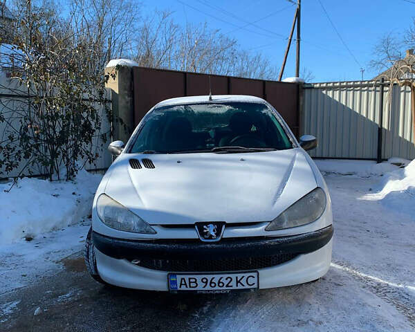 Білий Пежо 206, об'ємом двигуна 1.36 л та пробігом 212 тис. км за 3300 $, фото 1 на Automoto.ua