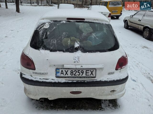 Белый Пежо 206, объемом двигателя 1.36 л и пробегом 220 тыс. км за 2500 $, фото 1 на Automoto.ua