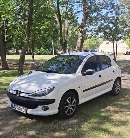 Белый Пежо 206, объемом двигателя 1.4 л и пробегом 235 тыс. км за 4100 $, фото 1 на Automoto.ua
