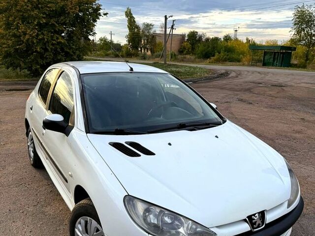 Белый Пежо 206, объемом двигателя 1.4 л и пробегом 220 тыс. км за 3100 $, фото 1 на Automoto.ua