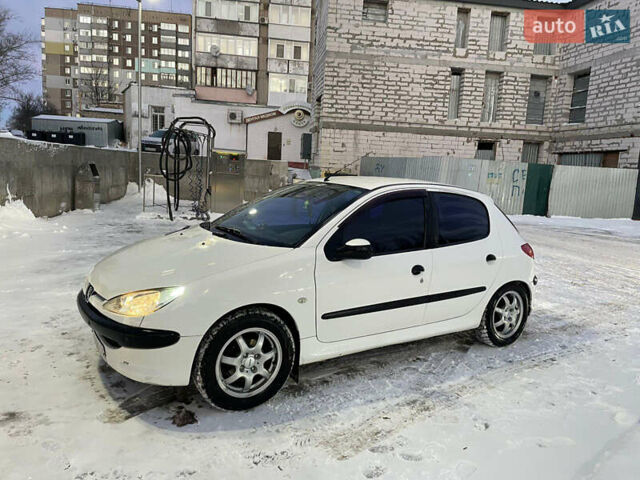 Белый Пежо 206, объемом двигателя 1.36 л и пробегом 239 тыс. км за 3300 $, фото 1 на Automoto.ua