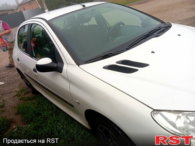 Белый Пежо 206, объемом двигателя 1.4 л и пробегом 0 тыс. км за 4000 $, фото 1 на Automoto.ua