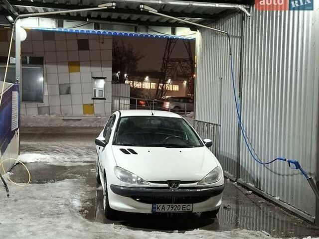 Белый Пежо 206, объемом двигателя 1.36 л и пробегом 227 тыс. км за 2890 $, фото 1 на Automoto.ua