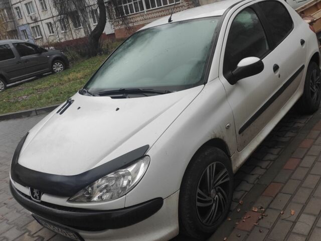 Белый Пежо 206, объемом двигателя 1.4 л и пробегом 201 тыс. км за 3700 $, фото 1 на Automoto.ua