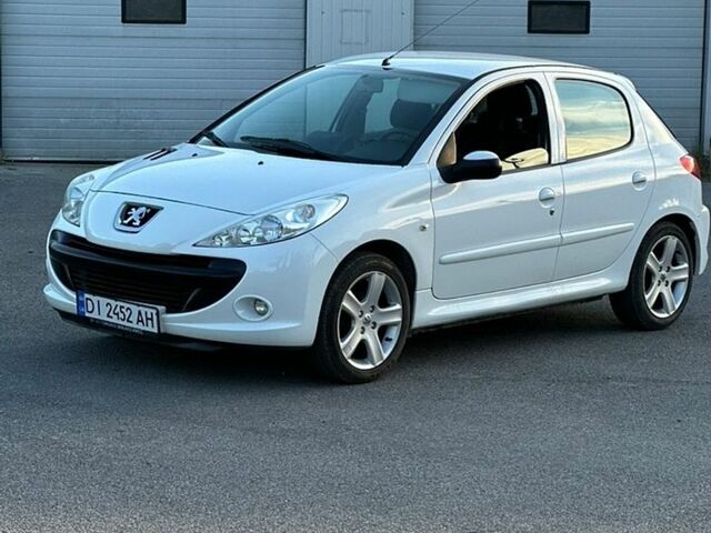 Білий Пежо 206, об'ємом двигуна 1.36 л та пробігом 218 тис. км за 3850 $, фото 1 на Automoto.ua