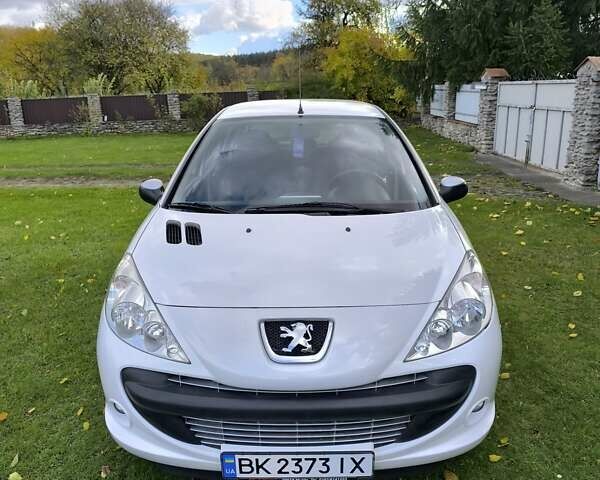 Білий Пежо 206, об'ємом двигуна 1.36 л та пробігом 108 тис. км за 5500 $, фото 1 на Automoto.ua