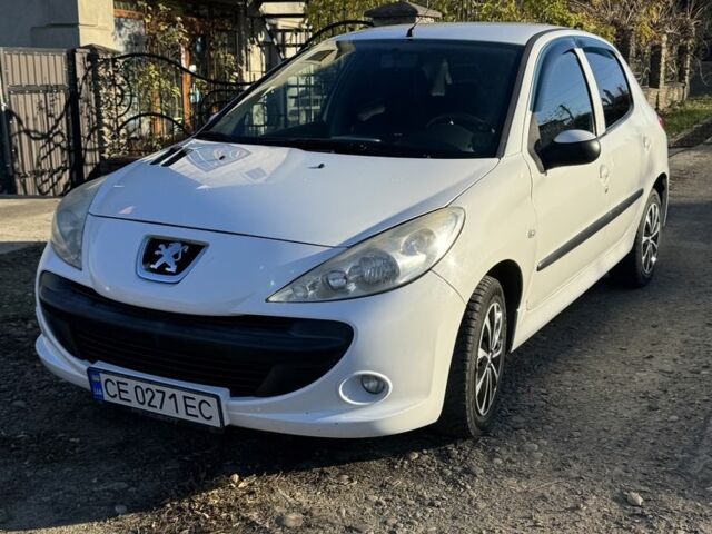 Белый Пежо 206, объемом двигателя 1.4 л и пробегом 152 тыс. км за 4700 $, фото 1 на Automoto.ua