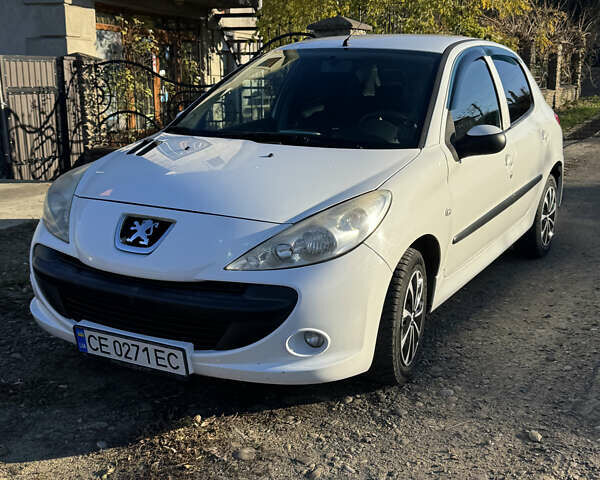 Белый Пежо 206, объемом двигателя 1.4 л и пробегом 153 тыс. км за 4700 $, фото 1 на Automoto.ua