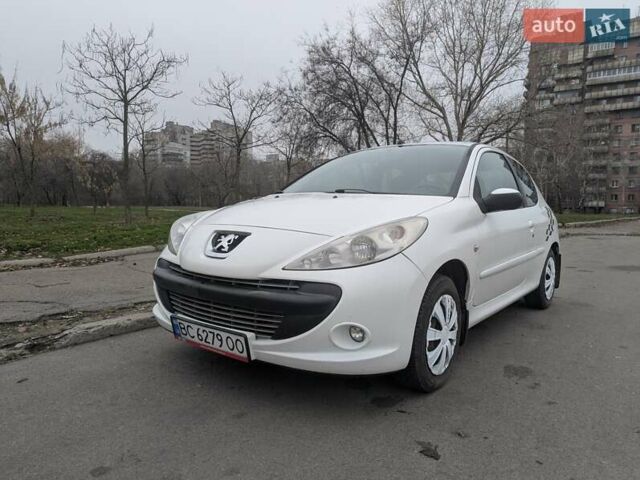 Белый Пежо 206, объемом двигателя 1.4 л и пробегом 176 тыс. км за 5200 $, фото 1 на Automoto.ua
