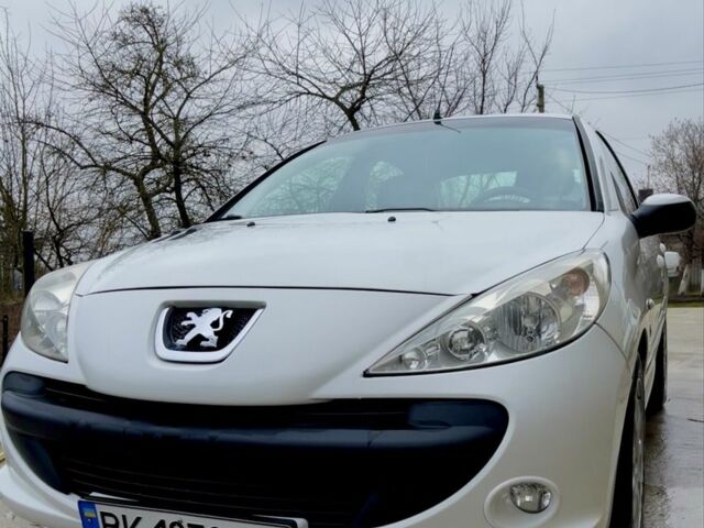 Белый Пежо 206, объемом двигателя 1.4 л и пробегом 130 тыс. км за 5800 $, фото 1 на Automoto.ua