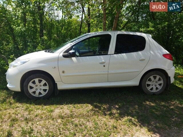Белый Пежо 206, объемом двигателя 1.36 л и пробегом 136 тыс. км за 4200 $, фото 1 на Automoto.ua