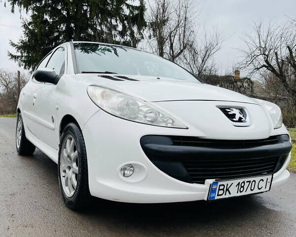 Белый Пежо 206, объемом двигателя 1.4 л и пробегом 130 тыс. км за 5800 $, фото 1 на Automoto.ua
