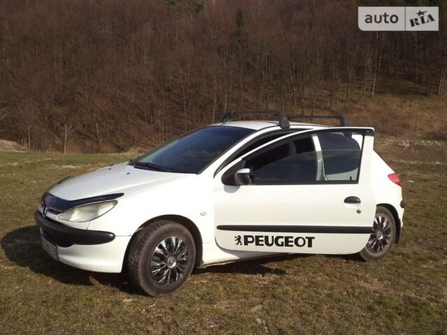 Білий Пежо 206, об'ємом двигуна 1.1 л та пробігом 300 тис. км за 3300 $, фото 1 на Automoto.ua