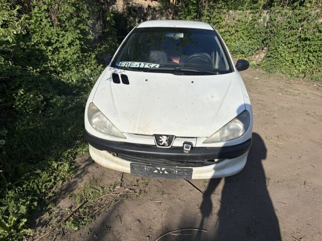 Белый Пежо 206, объемом двигателя 1.9 л и пробегом 300 тыс. км за 1000 $, фото 1 на Automoto.ua