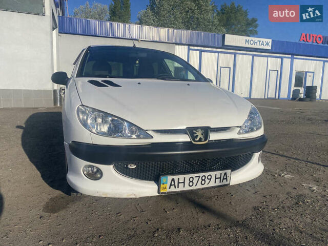 Белый Пежо 206, объемом двигателя 1.36 л и пробегом 128 тыс. км за 4200 $, фото 1 на Automoto.ua