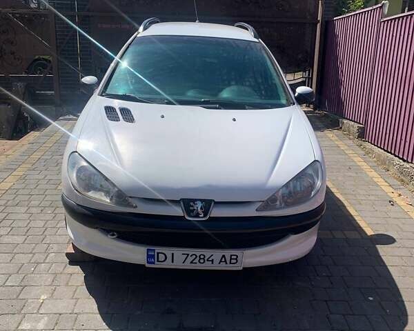 Білий Пежо 206, об'ємом двигуна 1.4 л та пробігом 200 тис. км за 2500 $, фото 1 на Automoto.ua