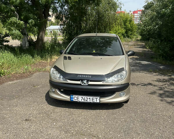 Бежевый Пежо 206, объемом двигателя 1.36 л и пробегом 149 тыс. км за 2800 $, фото 1 на Automoto.ua