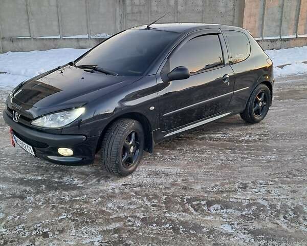 Чорний Пежо 206, об'ємом двигуна 1.4 л та пробігом 380 тис. км за 4200 $, фото 1 на Automoto.ua