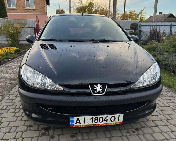 Черный Пежо 206, объемом двигателя 1.36 л и пробегом 142 тыс. км за 3500 $, фото 1 на Automoto.ua