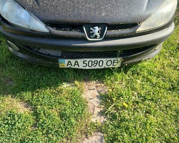 Чорний Пежо 206, об'ємом двигуна 1.6 л та пробігом 250 тис. км за 1678 $, фото 1 на Automoto.ua