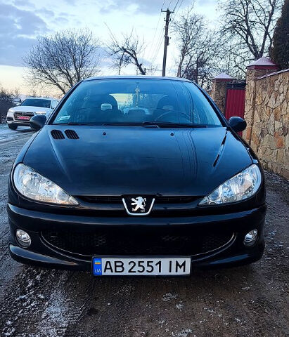 Черный Пежо 206, объемом двигателя 1.4 л и пробегом 240 тыс. км за 3800 $, фото 1 на Automoto.ua