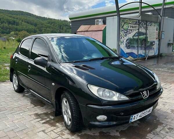 Черный Пежо 206, объемом двигателя 1.36 л и пробегом 355 тыс. км за 2300 $, фото 1 на Automoto.ua