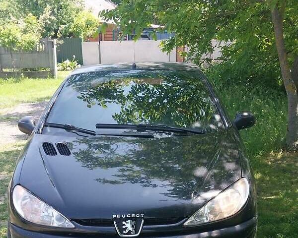 Черный Пежо 206, объемом двигателя 1.6 л и пробегом 150 тыс. км за 3000 $, фото 1 на Automoto.ua