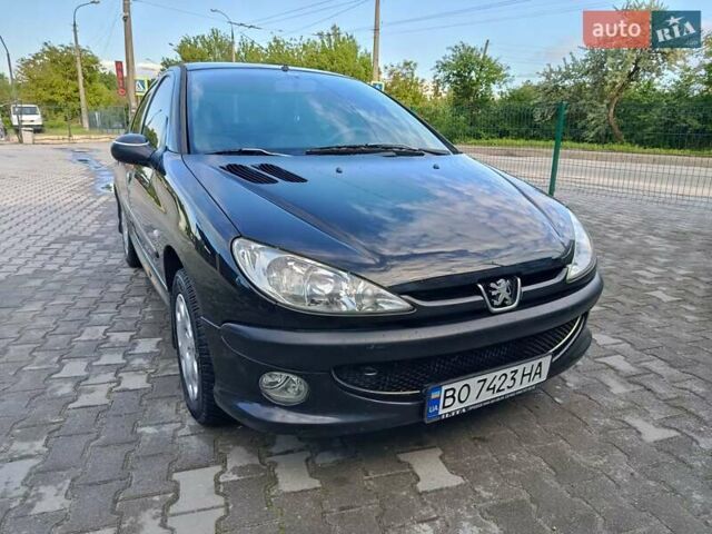 Черный Пежо 206, объемом двигателя 1.36 л и пробегом 167 тыс. км за 3200 $, фото 1 на Automoto.ua
