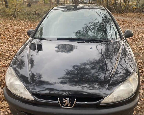 Черный Пежо 206, объемом двигателя 1.4 л и пробегом 148 тыс. км за 2100 $, фото 1 на Automoto.ua