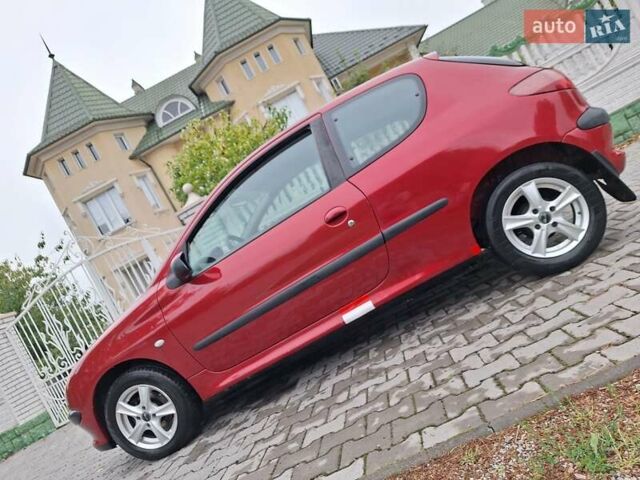 Красный Пежо 206, объемом двигателя 1.36 л и пробегом 230 тыс. км за 2200 $, фото 1 на Automoto.ua
