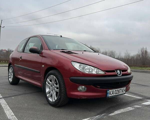 Красный Пежо 206, объемом двигателя 1.4 л и пробегом 179 тыс. км за 3600 $, фото 1 на Automoto.ua