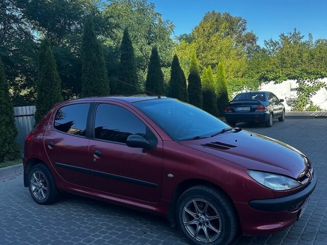 Червоний Пежо 206, об'ємом двигуна 1.36 л та пробігом 285 тис. км за 3200 $, фото 1 на Automoto.ua
