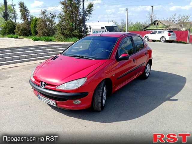 Красный Пежо 206, объемом двигателя 1.4 л и пробегом 300 тыс. км за 3700 $, фото 1 на Automoto.ua