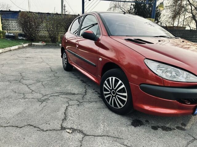 Красный Пежо 206, объемом двигателя 1.4 л и пробегом 241 тыс. км за 3200 $, фото 1 на Automoto.ua