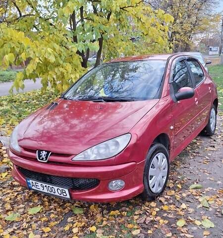 Красный Пежо 206, объемом двигателя 1.4 л и пробегом 199 тыс. км за 3900 $, фото 1 на Automoto.ua